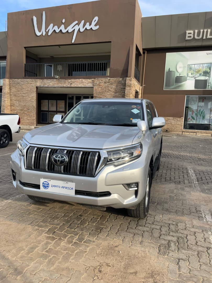 2018 TOYOTA LAND CRUISER PRADO SUV Silver - Side View